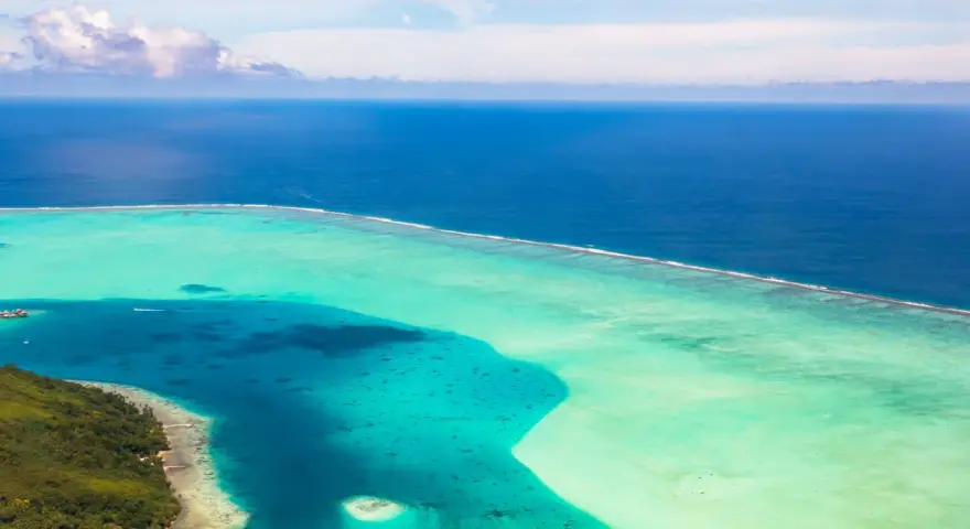 Un'isola lussureggiante si affaccia su acque turchesi e blu intenso. Perfetto per chi cerca il mare a gennaio dove andare.