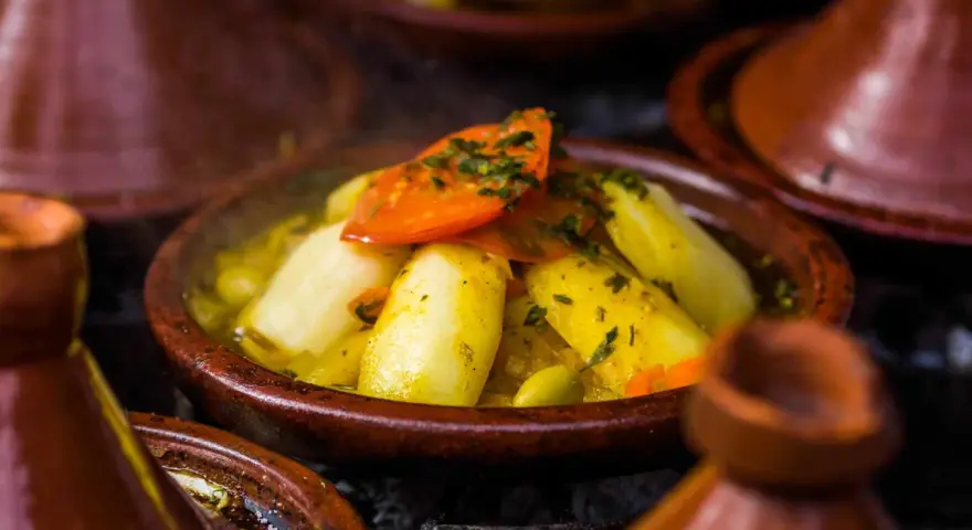 Un saporito tajine di verdure con pomodoro e patate, un'ottima idea su cosa mangiare a Marrakech.