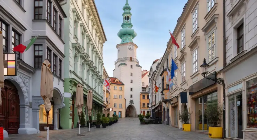 Strada acciottolata con edifici storici e la torre dell'orologio, perfetta per scoprire cosa vedere a Bratislava in 3 giorni.