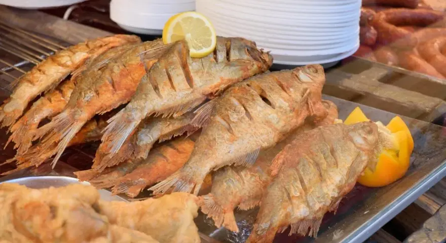 Fritti pesci dorati con limone, un assaggio di Ostuni dove mangiare bene e spendere poco.