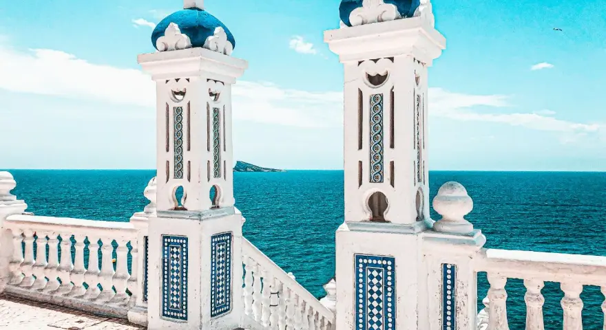 Torri bianche con cupole blu e dettagli in azulejos, affacciate sul mare. Un luogo incantevole per scoprire cosa fare a Benidorm.