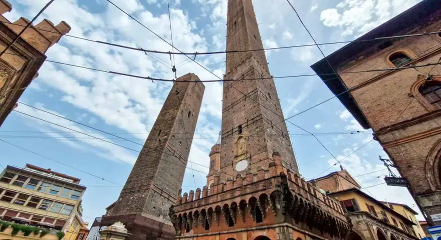Le Due Torri di Bologna, simbolo iconico, perfette per scoprire cosa vedere a Bologna in 3 giorni.