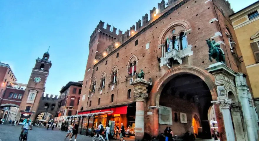 Piazza Castello a Ferrara, con il Palazzo Comunale e la Torre Civica. Un luogo perfetto per scoprire cosa vedere a Ferrara gratis, passeggiando tra storia e vita cittadina.