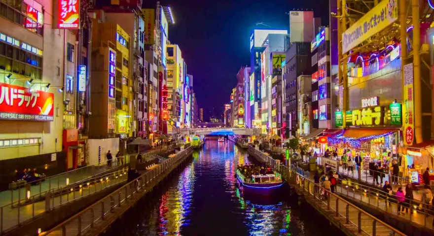 Canali illuminati da insegne al neon, un'esperienza da non perdere per chi cerca cosa vedere a Osaka.