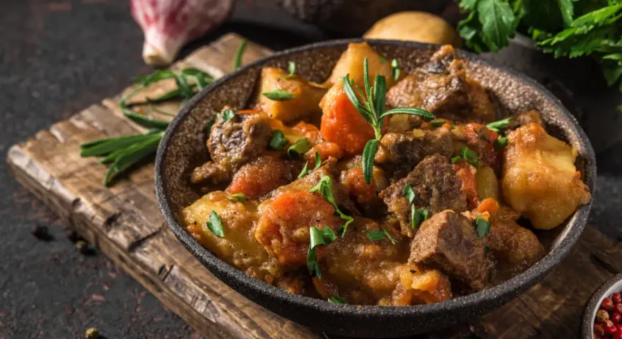 Un saporito stufato di manzo con patate e carote, perfetto per scoprire cosa mangiare a Dublino.