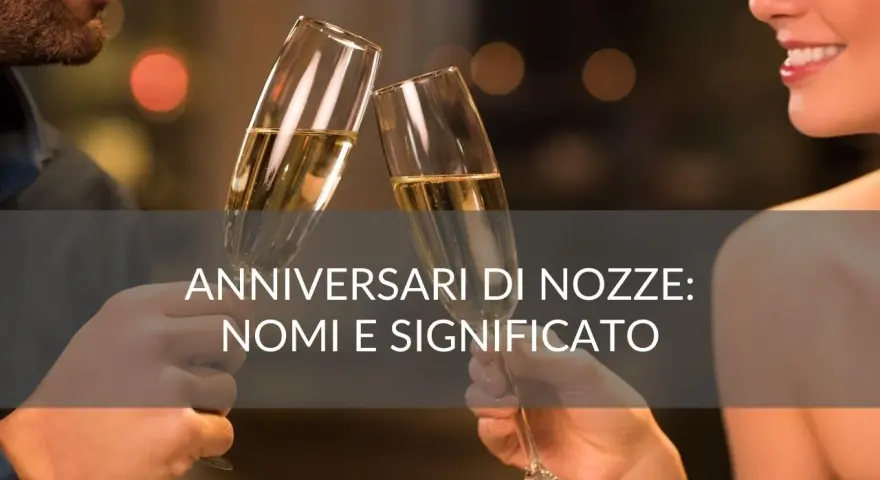 Coppia brinda con champagne per celebrare anniversari di nozze.