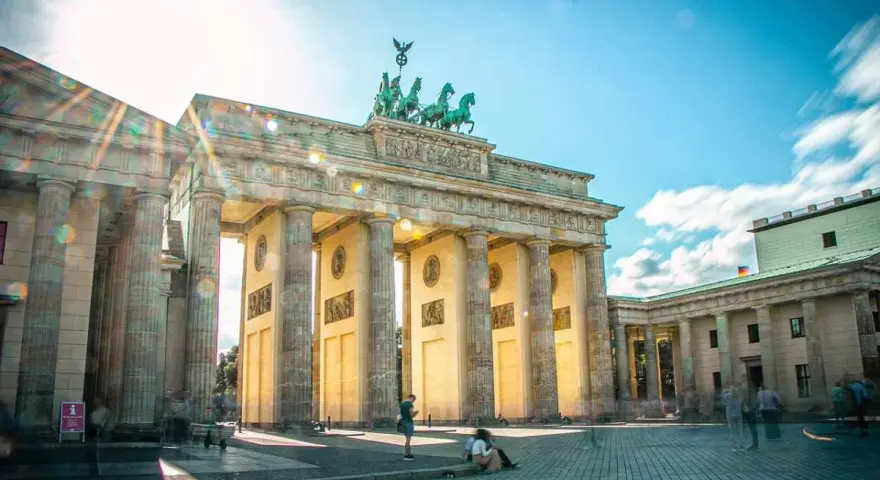 Porta di Brandeburgo, simbolo di Berlino. Ideale per chi cerca dove alloggiare a Berlino, vicina a monumenti e vita cittadina.