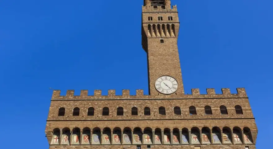 Torre di Palazzo Vecchio, un must per cosa vedere a Firenze in 3 giorni. L'orologio segna l'ora perfetta per esplorare la città.