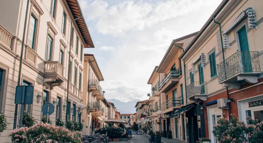 Via dello shopping a Forte dei Marmi, cosa vedere: palazzi eleganti, balconi fioriti e biciclette parcheggiate.
