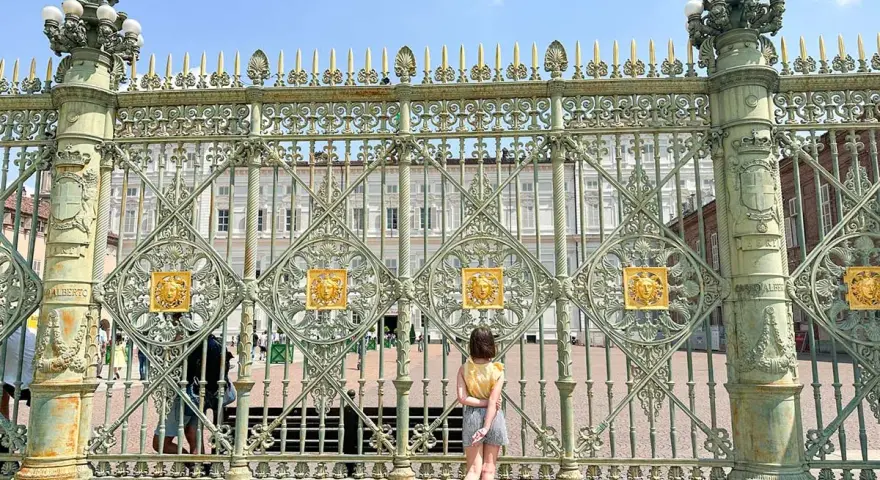 Ragazza sui pattini ammira il Palazzo Reale, un'idea per cosa vedere a Torino in 3 giorni.