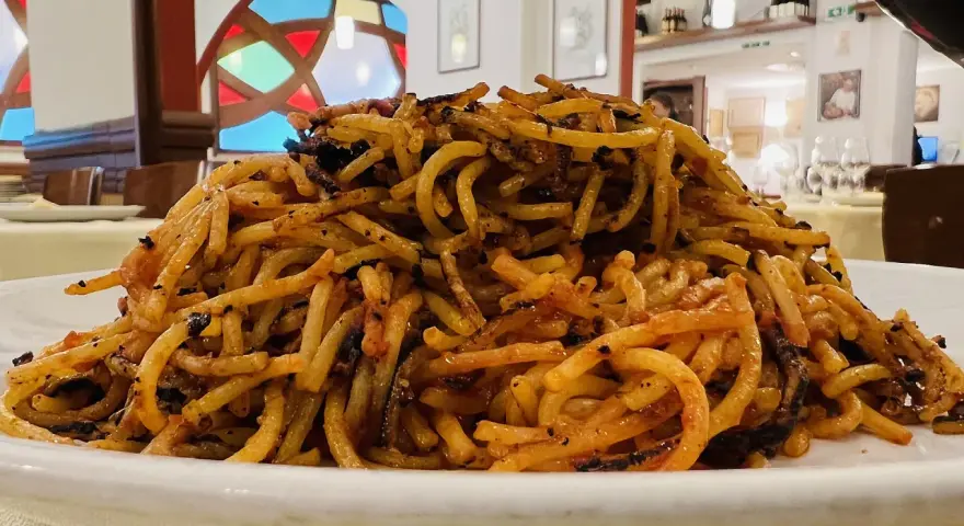 Un piatto di spaghetti con pomodoro e basilico, un classico su cosa mangiare a Bari.