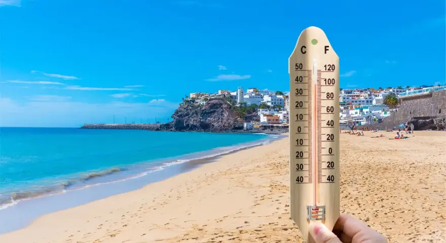 Spiaggia soleggiata alle Canarie, quando andare? Il termometro segna 30°C, ideale per godersi il mare turchese e la sabbia dorata.