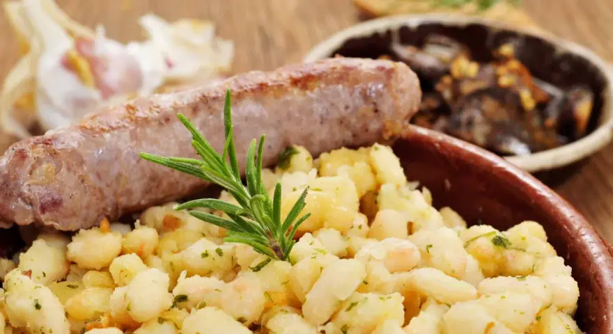 Salsiccia con patate e gamberetti, un'idea gustosa su cosa mangiare a Barcellona.