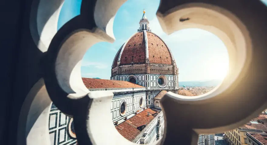 La Cupola del Brunelleschi domina Firenze. Per scoprire come muoversi a Firenze, goditi la vista da qui!