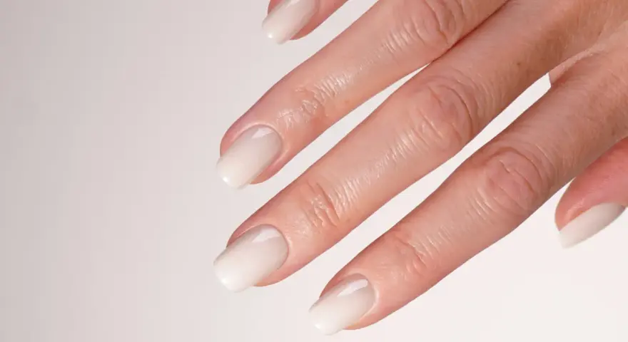 Mani curate con smalto sposa naturale, un tocco di eleganza discreta per un giorno speciale.