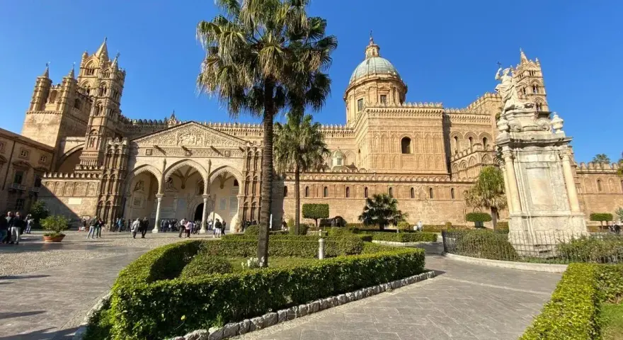 La Cattedrale di Palermo, un must per chi visita Palermo cosa vedere in 3 giorni, con le sue torri imponenti e il giardino curato.