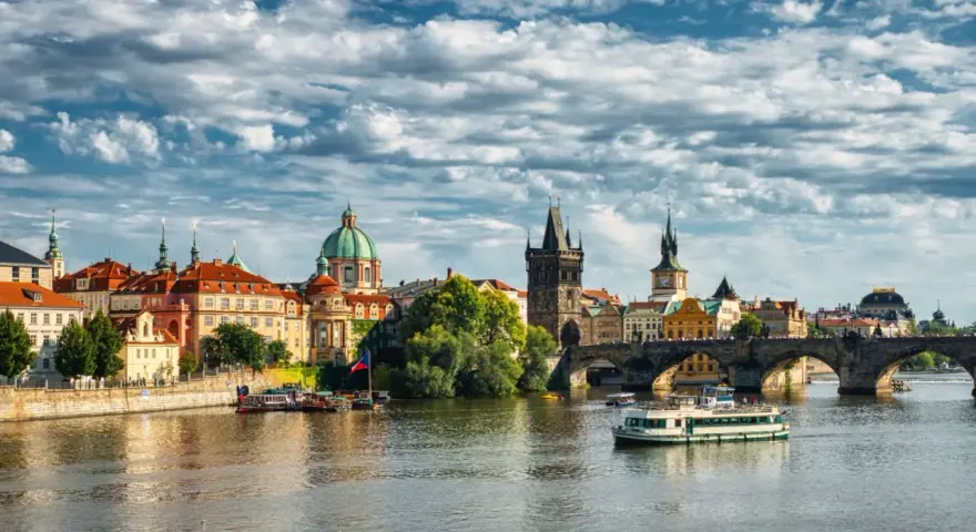 Praga: il Ponte Carlo e la città storica offrono scorci incantevoli. Per scoprire come muoversi a Praga, goditi una crociera sulla Moldava o passeggia tra le sue meraviglie.