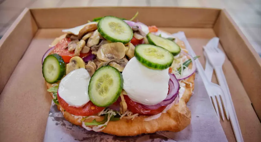 Lángos, un fritto ungherese con pomodoro, mozzarella, cetrioli e funghi. Un'ottima idea per cosa mangiare a Budapest.