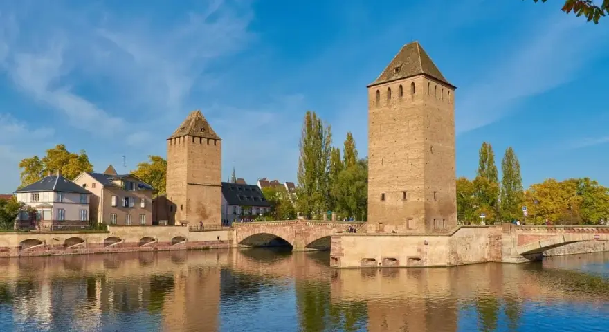 Torri medievali e ponte sul fiume Ill, un'immagine iconica per capire cosa vedere a Strasburgo in un giorno.
