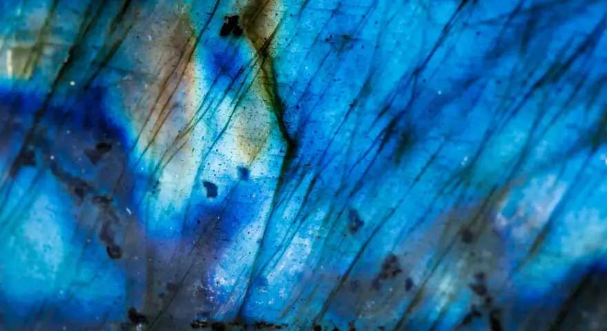 Dettaglio di un feldspato labradorite con riflessi blu elettrico e striature scure, un vero tesoro per le nozze.
