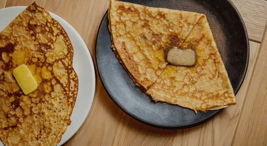 Crêpes dorate con burro fuso e zucchero, un classico per sapere cosa mangiare a Parigi.