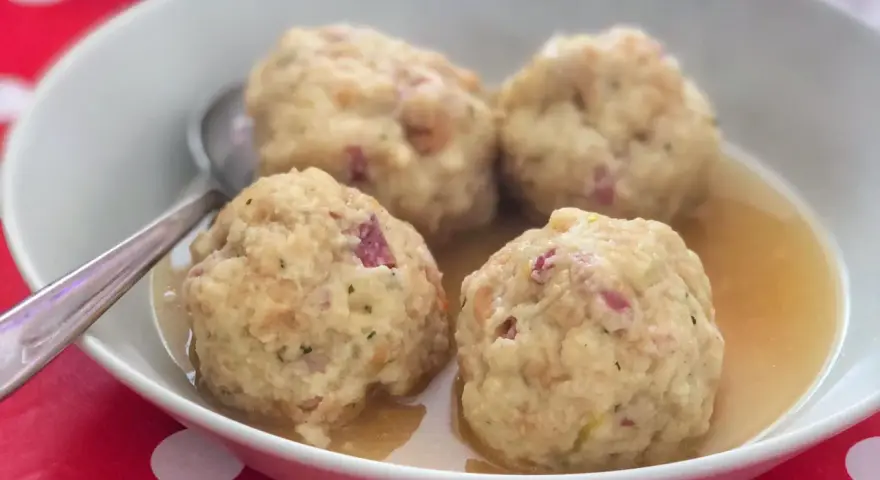 Canederli in brodo, un classico da provare per scoprire cosa mangiare a Trento.