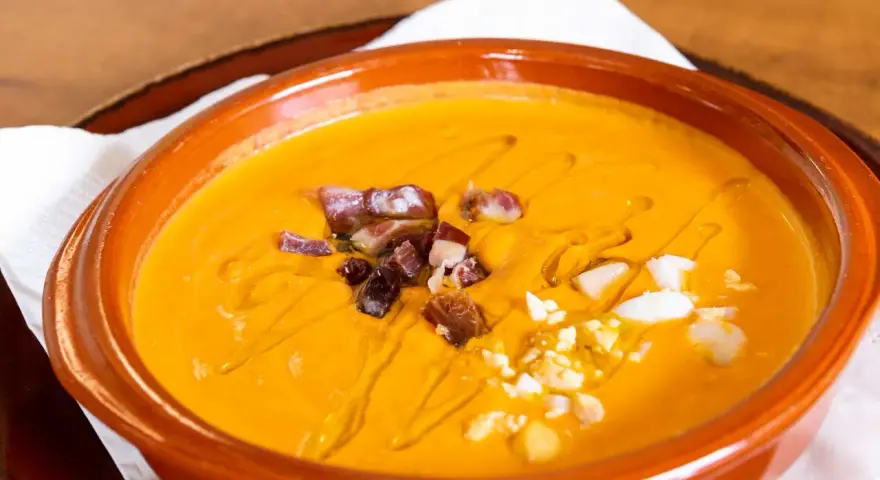 Gazpacho and salmorejo: ecco cosa mangiare a Siviglia per un'esperienza culinaria autentica. Gusta questa crema fredda con dadini di prosciutto e uovo sodo.