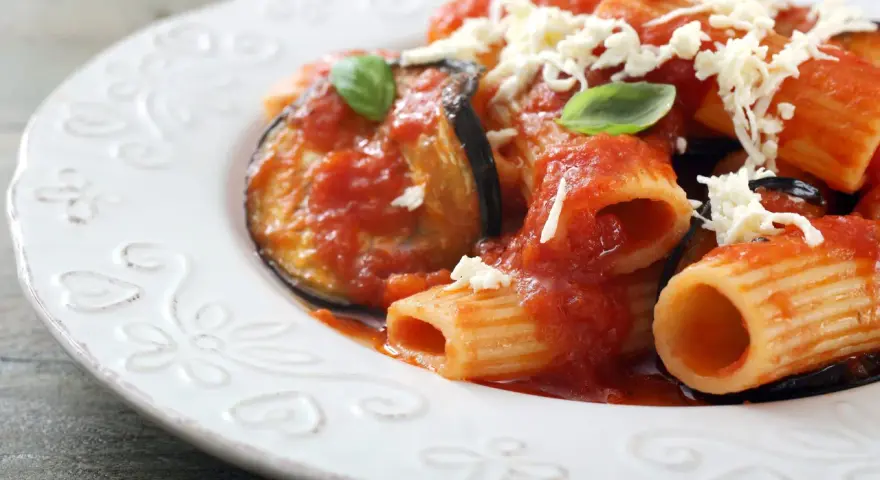 Pasta alla Norma, un classico da provare per capire cosa mangiare a Catania. Melanzane, pomodoro e ricotta salata.