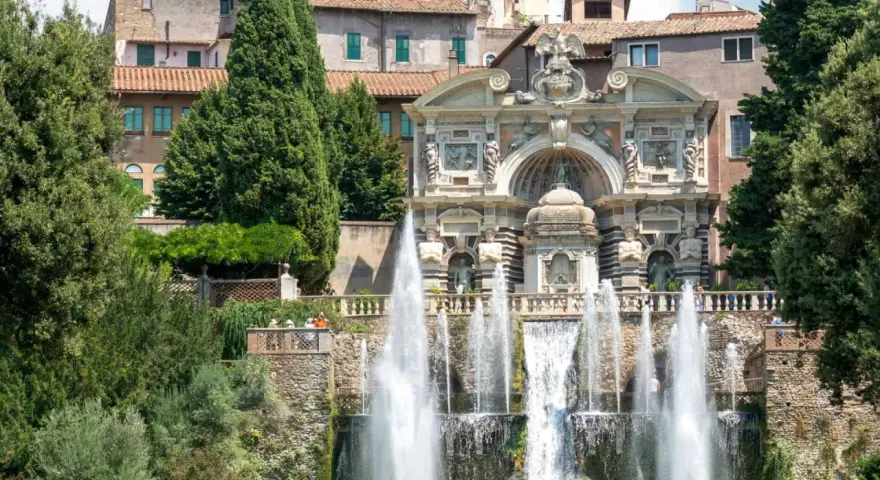 Fontana dell'Acqua Marcia a Tivoli, una delle top 10 cose da vedere nel Lazio, con giochi d'acqua e architettura rinascimentale.