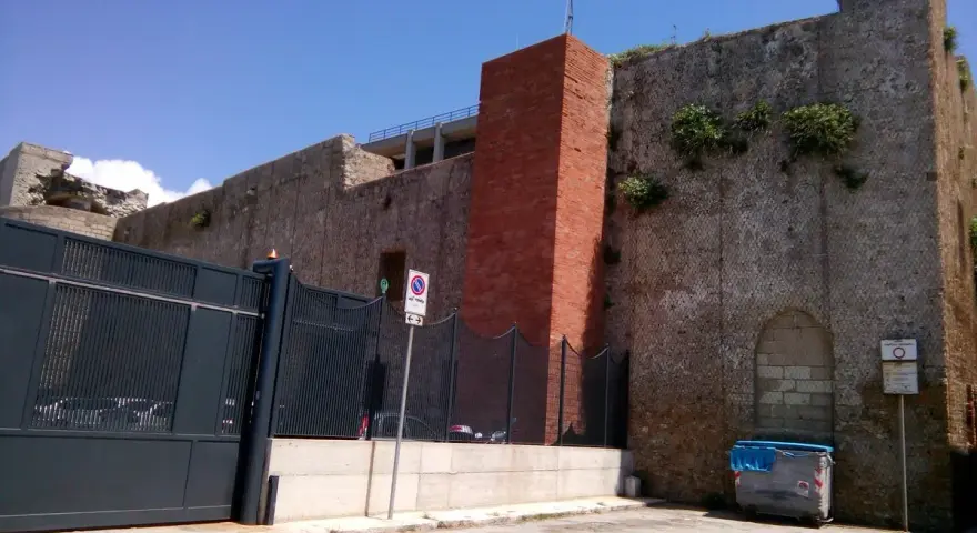 Mura antiche e un torrione rosso, un assaggio di cosa vedere a Trapani in un giorno.