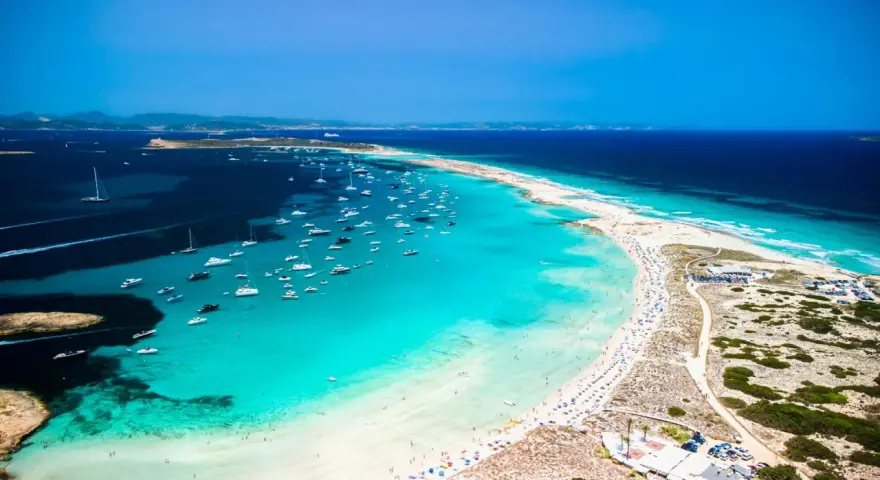 Spiagge bianche, acque cristalline e centinaia di barche: un sogno di mete estive in Spagna.