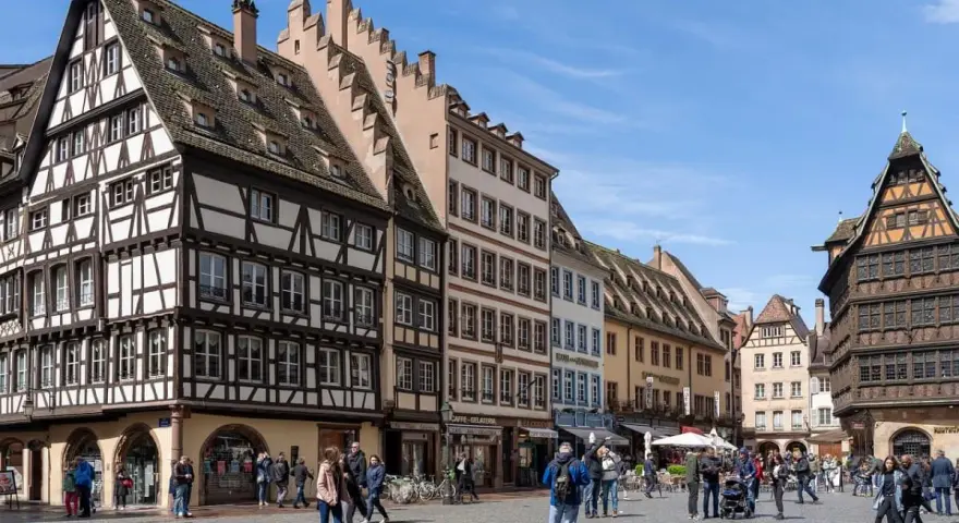 Piazza con edifici storici a graticcio, perfetti per scoprire cosa vedere a Strasburgo in 3 giorni.
