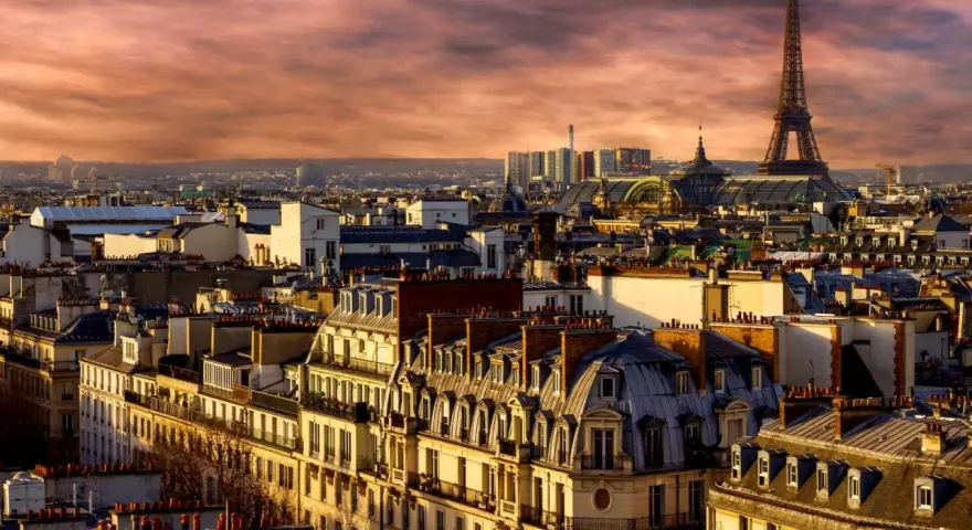 Panorama di Parigi al tramonto, con la Torre Eiffel che domina il paesaggio. Perfetto per chi cerca dove alloggiare a Parigi.