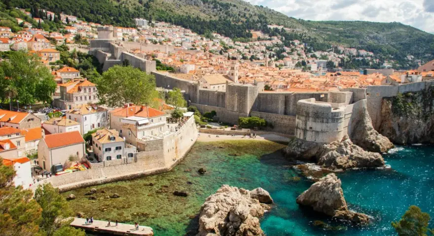 Dubrovnik, una meta imperdibile in Croazia dove andare, con le sue mura antiche che abbracciano il mare cristallino.