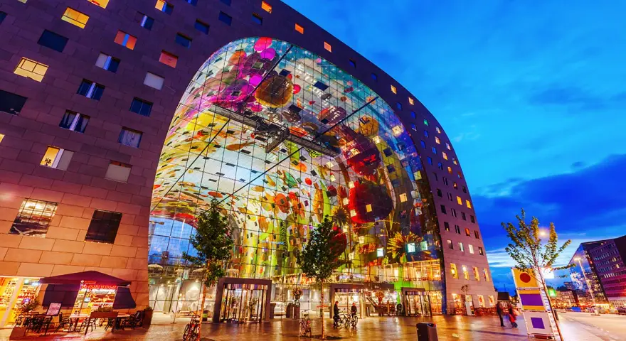 Il Markthal di Rotterdam, un'opera architettonica mozzafiato con un soffitto decorato, è un luogo imperdibile da vedere.