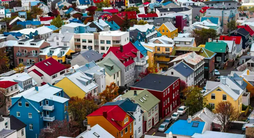 Un quartiere colorato di Reykjavik, con case dai tetti rossi, blu e gialli. Un assaggio di cosa vedere a Reykjavik, tra architettura vivace e panorami urbani unici.