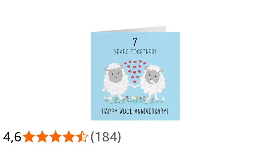Due pecorelle si tengono per mano su un prato fiorito, celebrando 7 anni insieme. Auguri per le nozze 7 anni!