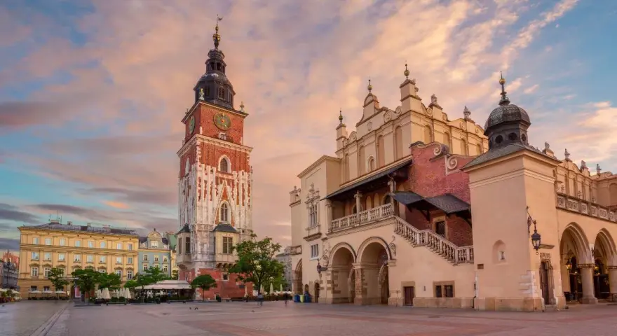 Torre del Municipio e Sukiennice nella Piazza del Mercato di Cracovia, perfetti per scoprire cosa vedere a Cracovia in 3 giorni.
