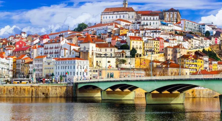 Coimbra, Portogallo: un'ottima idea su dove andare a maggio in Europa. La città storica si affaccia sul fiume Mondego.