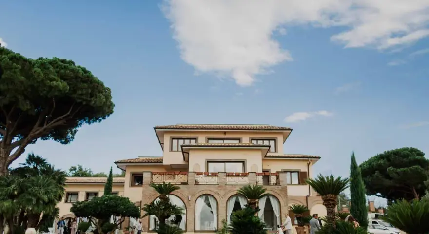 Il borgo della cartiera pontificia, con la sua villa imponente e il verde lussureggiante, accoglie gli ospiti sotto un cielo azzurro.