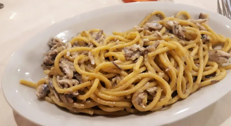 Spaghetti con sardine, un sapore autentico tra i piatti tipici di Verona.