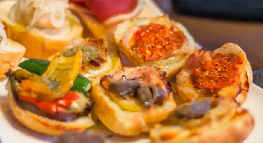 Assaggi di Praga: crostini con verdure, carne e salse piccanti. Un'idea per cosa mangiare a Praga.