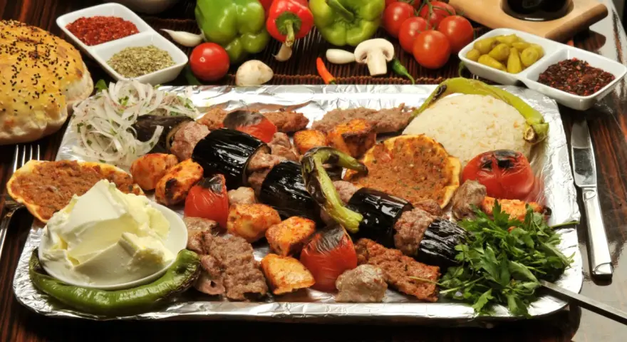 Un vassoio di kebab misti, melanzane, pomodori, riso e pane: ecco cosa mangiare a Istanbul per un'esperienza culinaria autentica.