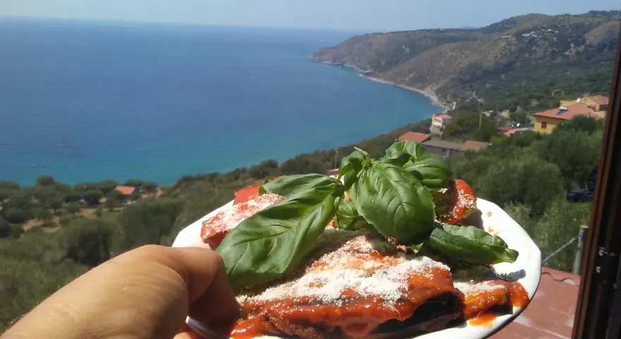 Melanzane alla parmigiana con basilico fresco, con vista sul mare di Marina di Pisciotta.