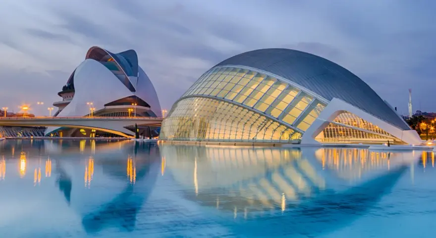 Edifici futuristici a Valencia, con riflessi sull'acqua. Un'esperienza uber Valencia da non perdere.