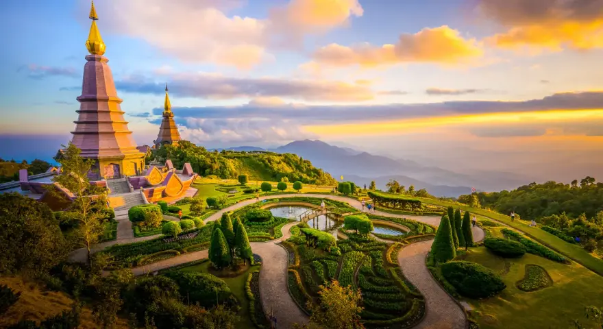 Templi dorati su una collina verdeggiante, con giardini curati e montagne all'orizzonte. Un luogo imperdibile tra le cose da vedere a Chiang Mai.