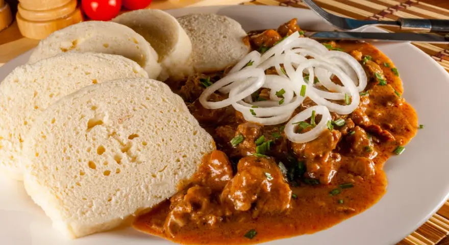 Un piatto di goulash ceco con knedlíky, un classico tra i piatti tipici della Repubblica Ceca.