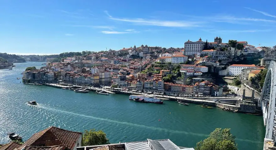 Porto: un panorama mozzafiato sul fiume Douro, perfetto per scoprire cosa vedere in 3 giorni. Case colorate, ponti iconici e barche sul fiume.