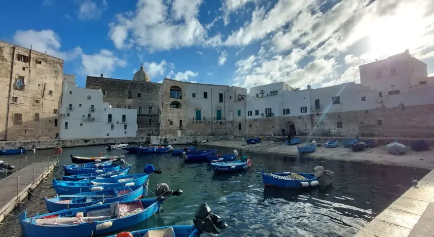Porto di Bari con barche blu ormeggiate. Un'ottima vista per chi cerca cosa vedere a Bari in 3 giorni.
