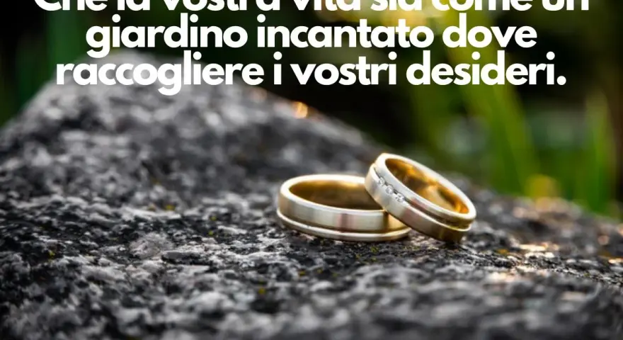 Due fedi nuziali su una roccia, con la frase "Che la vostra vita sia come un giardino incantato dove raccogliere i vostri desideri". Promesse d'amore frasi.